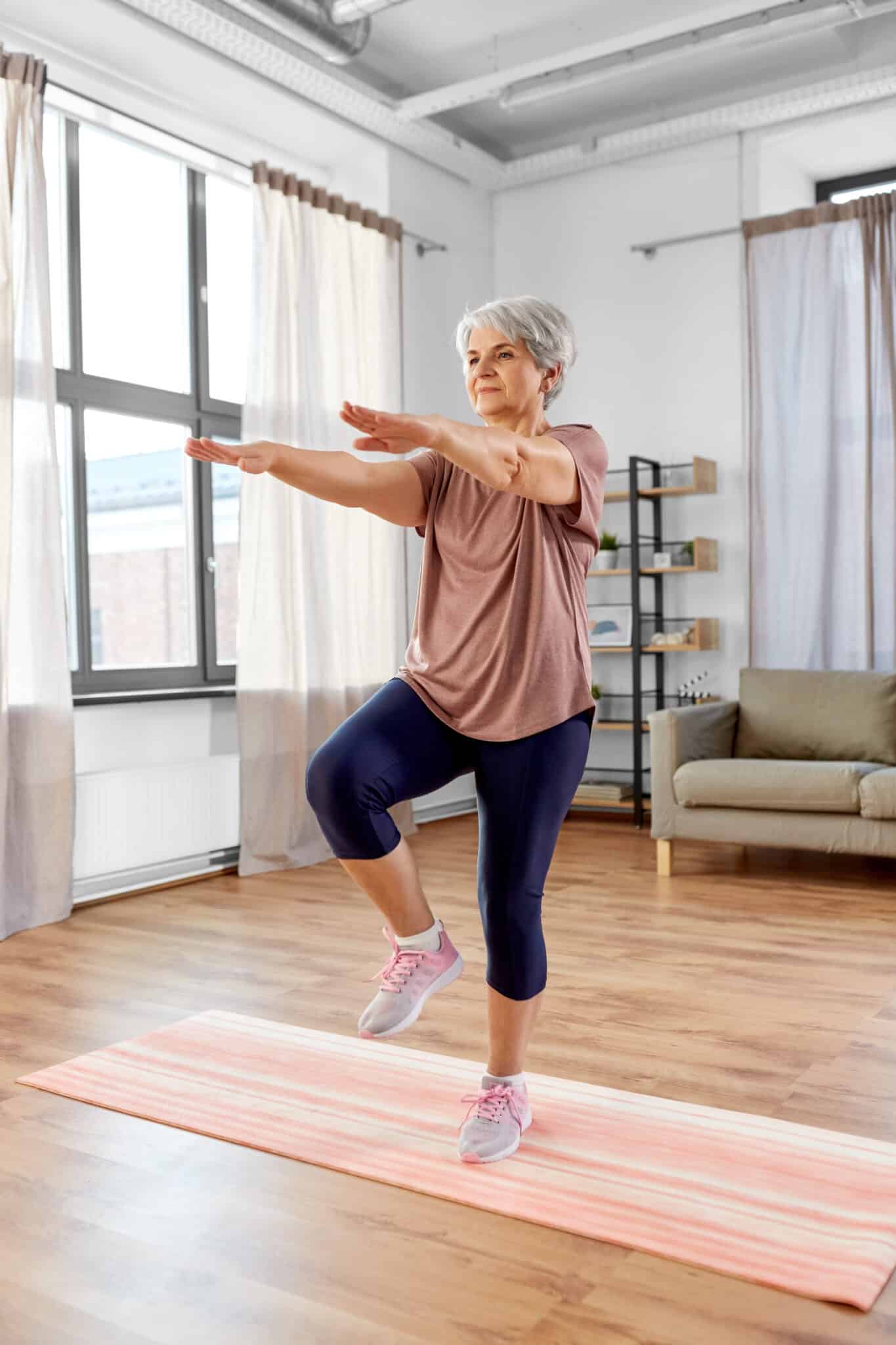 Dame agée qui fait de l'exercice à la maison