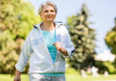 santé, fitness, vieillir, santé du cerveau, santé physique - Femme âgée marche activement en plein air