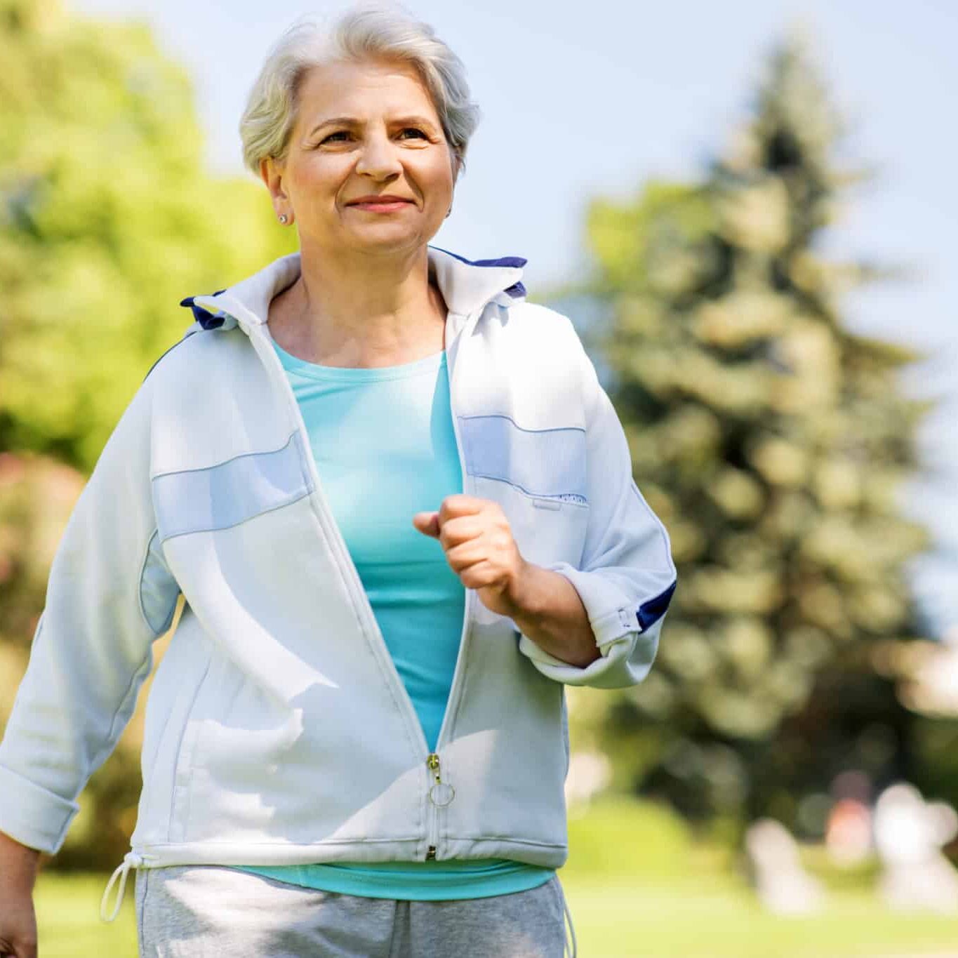 santé, fitness, vieillir, santé du cerveau, santé physique - Femme âgée marche activement en plein air