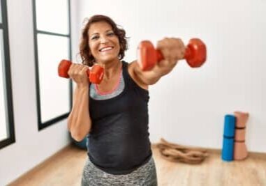 Une dame s'entraîne pour combattre l'ostéoporose