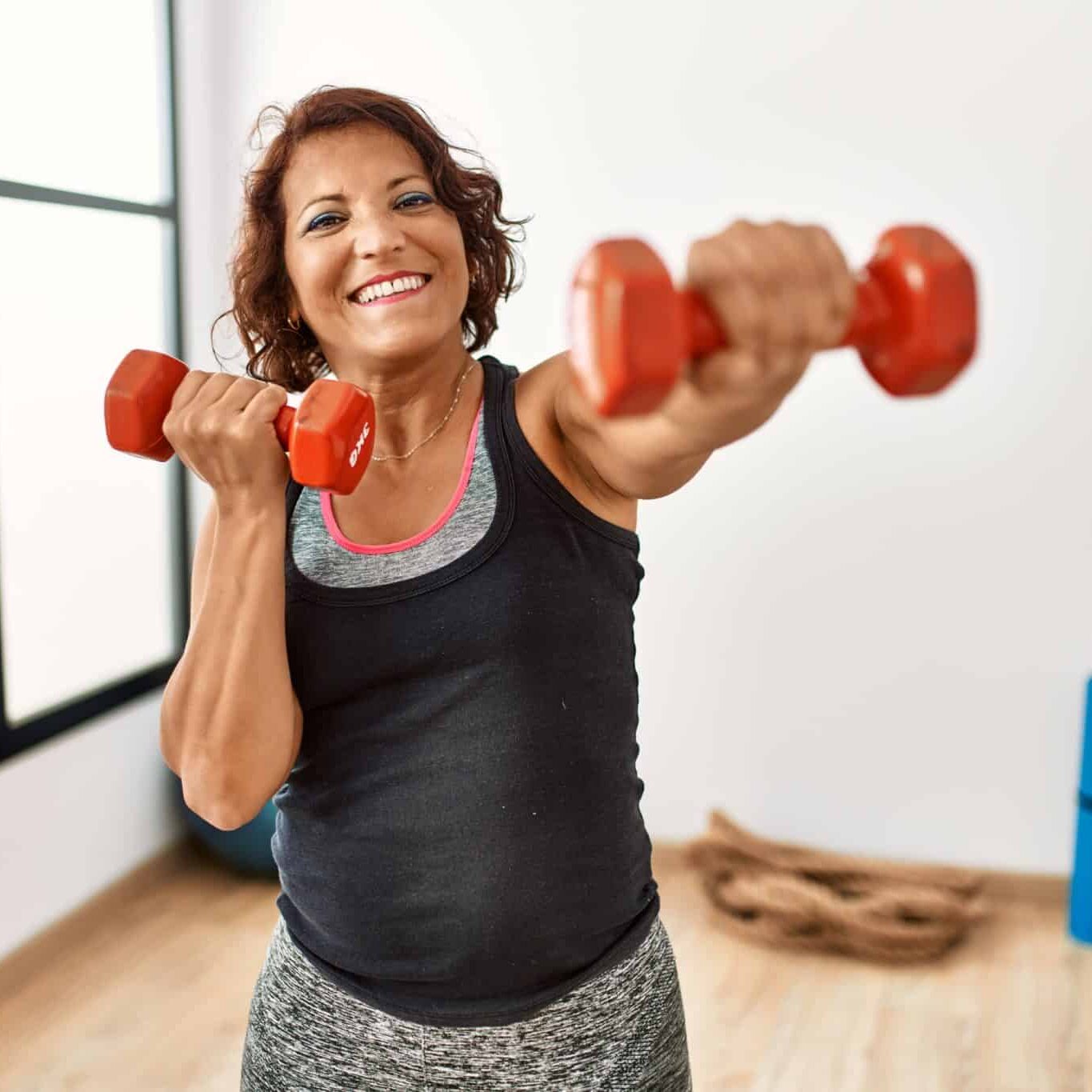 Une dame s'entraîne pour combattre l'ostéoporose