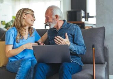 Personne agée et adulte plus jeune `la maison