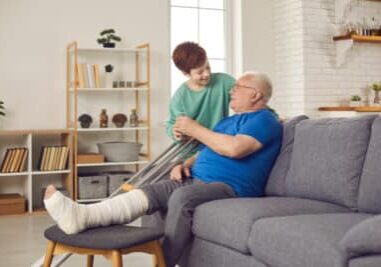 Homme agé blessé chez lui