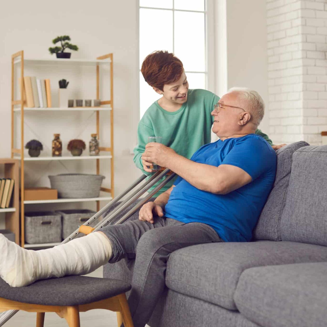 Homme agé blessé chez lui