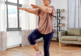 Dame agée qui fait de l'exercice à la maison