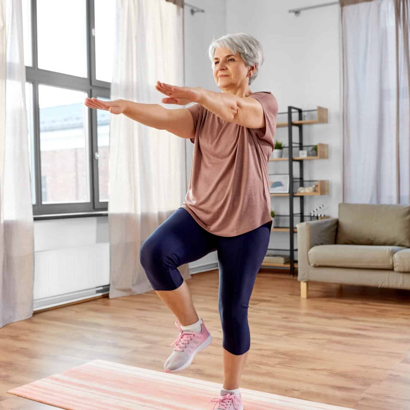 Dame agée qui fait de l'exercice à la maison