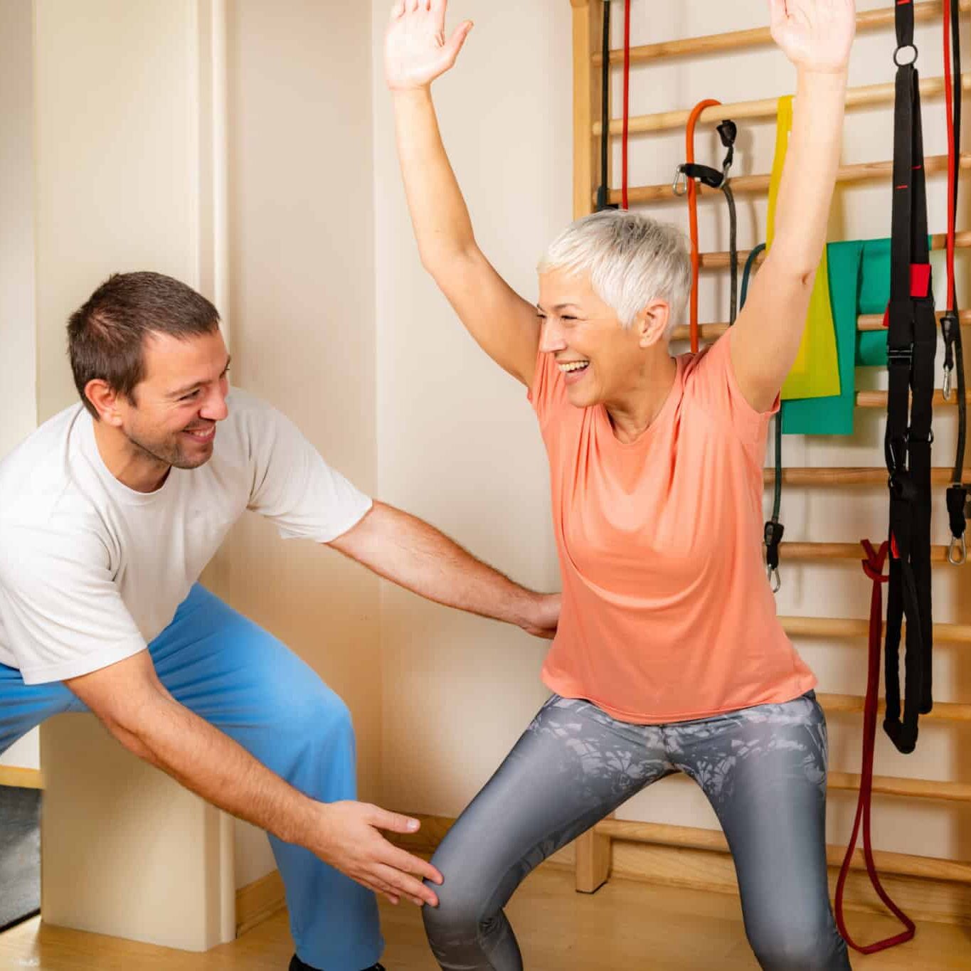 Exercice de squat adapté pour personne âgée, vieillir en santé